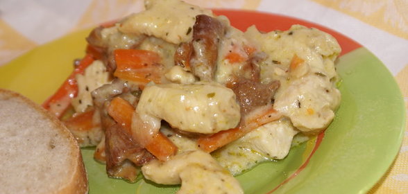 Жаркое из курицы и лисичек под сырным соусом