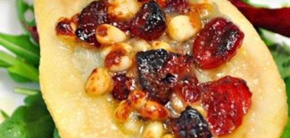 Груши, запеченные с сыром Горгонзола, кедровыми орехами и вяленой клюквой