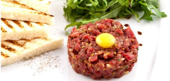 Тартар из говядины с каперсами, грибами и красным луком