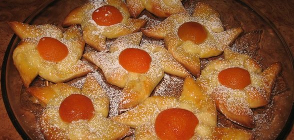 Ватрушки с консервированными абрикосами