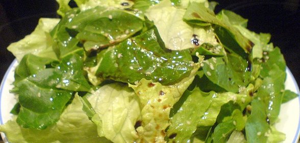 Салат и шпинат с кунжутом и арахисовым маслом
