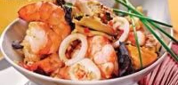 Морепродукты по-вьетнамски с чесночным соусом