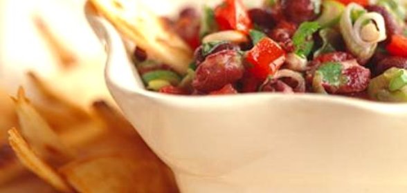 Сальса из фасоли с чипсами