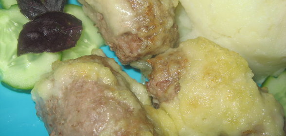 Рулетики из говядины с квашенной капустой в сметанном соусе