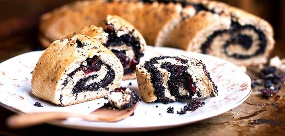 Рулет маковый с клюквой