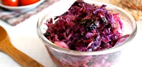 Тушёная краснокочанная капуста