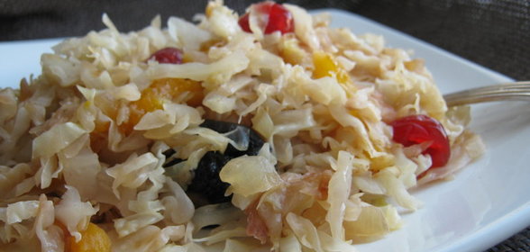 Капуста с имбирём и сухофруктами