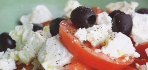 Салат из помидоров, сыра и оливок