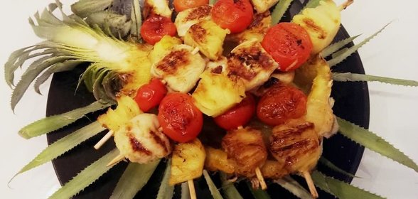 Шашлычки из курицы в лимонном маринаде с ананасом