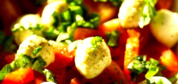 Капрезе с шариками моцареллы и соусом песто