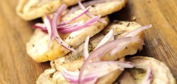 Куриный рулет, фаршированный печенью кролика, сулугуни и болгарским перцем