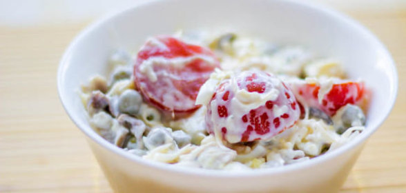 Мясной салат с помидорами черри и сыром