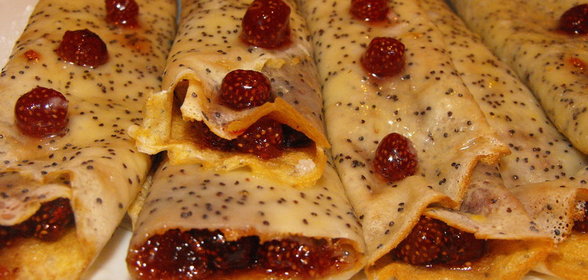 Маковые крепы с земляничным вареньем