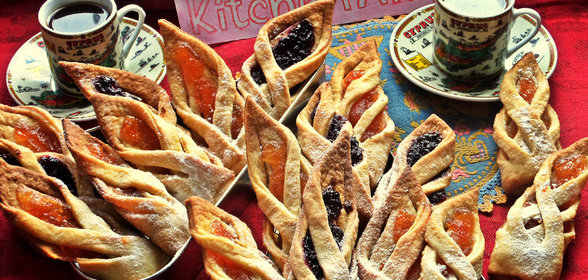 Ажурное печенье с двумя видами варенья