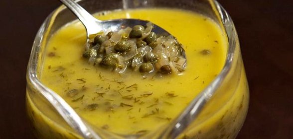 Соус для рыбы из вина, масла и каперсов