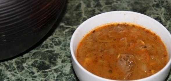 Щи из квашеной капусты со свиным сердцем, в горшке