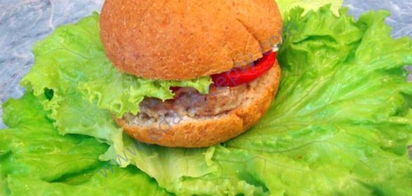 Чизбургер с котлетой и овощами