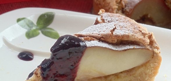 Пирог с красными грушами под лимонно-миндальным безе