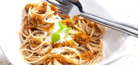 Спагетти с песто, анчоусами и вялеными томатами