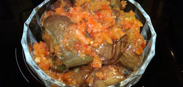 Незатейливая и вкусная закуска из печёных баклажанов в маринаде из перца