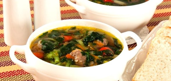 Суп с фрикадельками и шпинатом