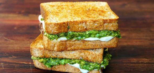 Сэндвич с моцареллой, яйцом и соусом песто