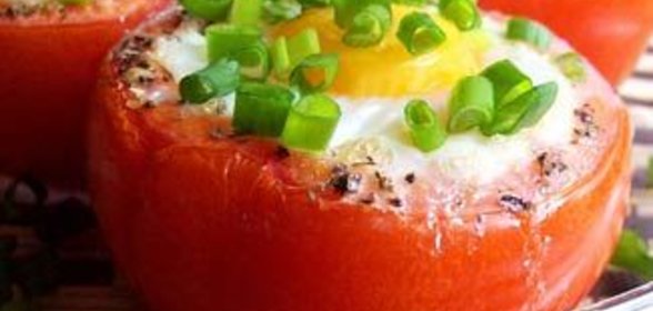 Яичница-глазунья в помидоре