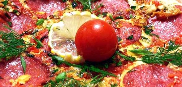 Омлет с колбасой и помидорами