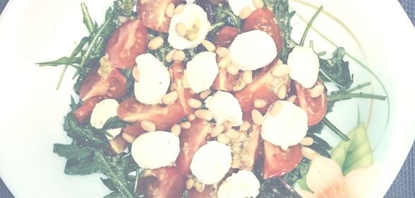 Капрезе с рукколой, песто и кедровыми орешками