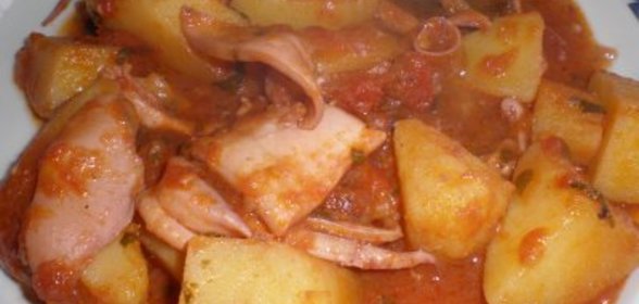 Кальмары тушёные с помидорами