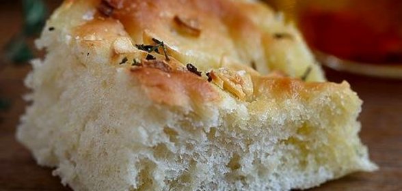 Фокачча с тимьяном и чесноком