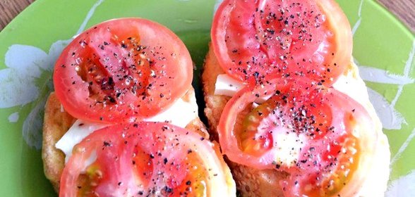 Бутерброд с помидором и сыром