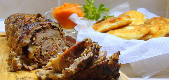 Рулет из говядины с сыро-копчёным окороком и овощным соусом