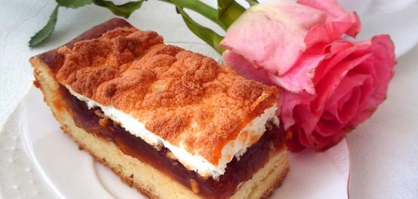 Пирог сдобный, пшенично-кукурузный, с персиковым конфитюром и грецким орехом