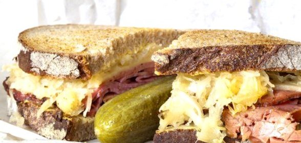 Лосось на ржаном хлебе с квашеной капустой и хреном