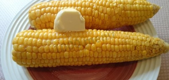 Варёная кукуруза со сливочным маслом