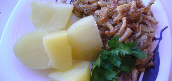 Жареный кальмар в сметане с картофелем