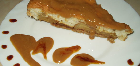 Пирог с грушей и сливочно-карамельным соусом