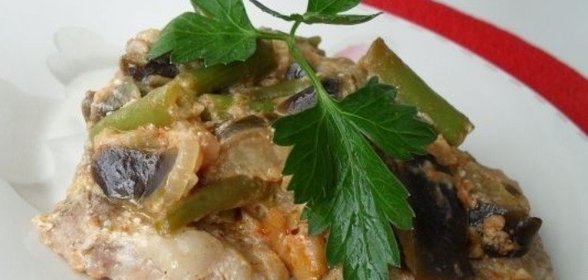 Мясо под овощами в духовке