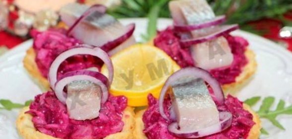 Сельдь под шубой в картофельных тарталетках