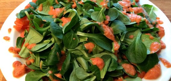 Карпаччо из слабосоленого лосося с аджикой и хреном