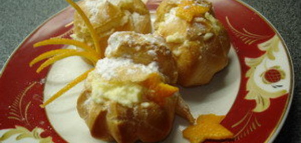 Профитроли с апельсиновым желе и взбитыми сливками