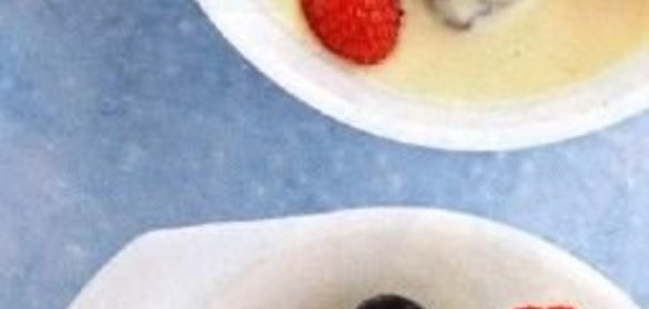 Молочный соус с ягодами