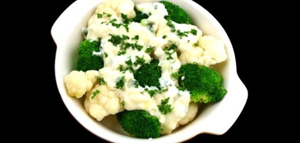 Закуска из капусты романеско и брюссельской с горчичным маслом и каперсами