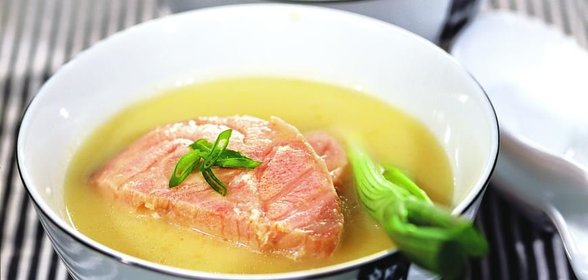Холодный суп из лосося с луком-пореем