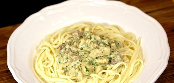 Соус с курицей и грибами