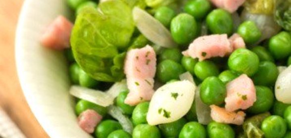 Тушеный горошек с латуком, мятой, беконом и маленьким луком