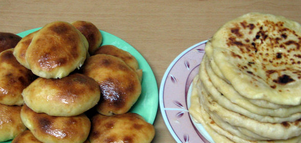 Пирожки и лепешки с сырной начинкой