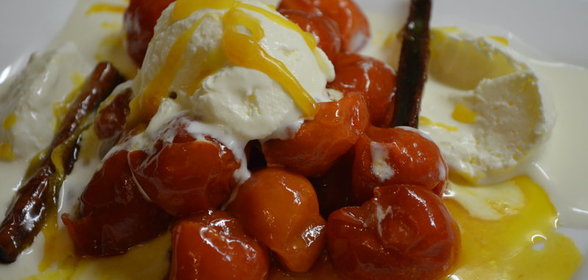 Карамелизированные помидоры со сметанным мороженым