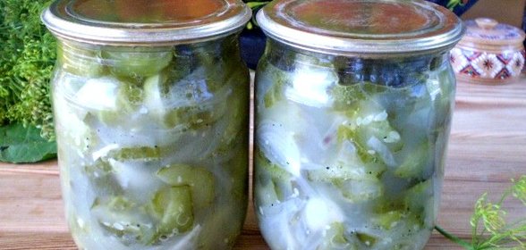 Закатка огурцов с луком